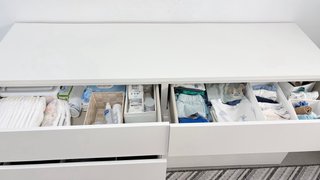 Cómoda blanca de madera