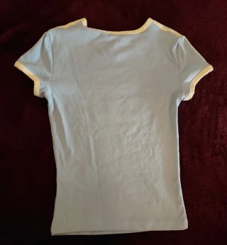 Camiseta Bershka azul y amarilla talla S