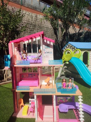 Casa de muñecas Barbie con tobogán