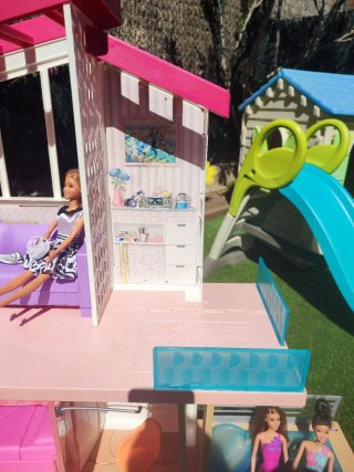 Casa de muñecas Barbie con tobogán