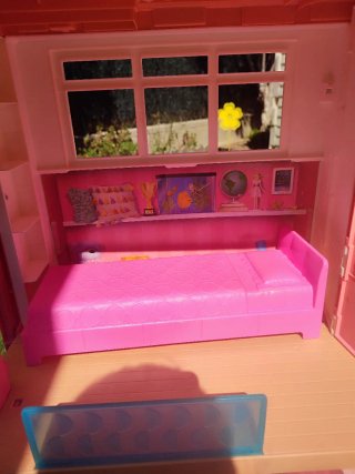 Casa de muñecas Barbie con tobogán