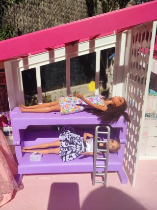 Casa de muñecas Barbie con tobogán