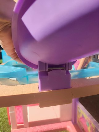 Casa de muñecas Barbie con tobogán