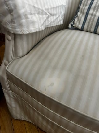 Sillón de tela a rayas beige y azul