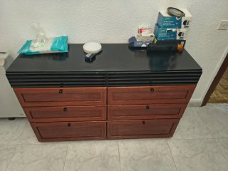 Cómoda de madera con cajones