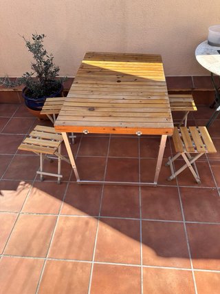 Mesa plegable de madera con taburetes