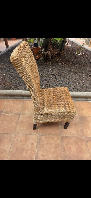 Sillas de mimbre y madera