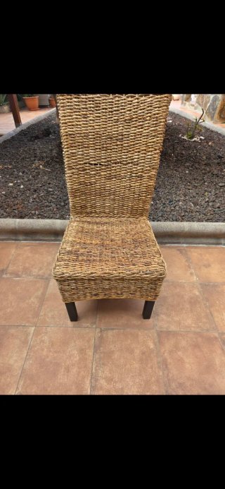 Sillas de mimbre y madera