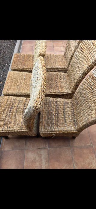 Sillas de mimbre y madera