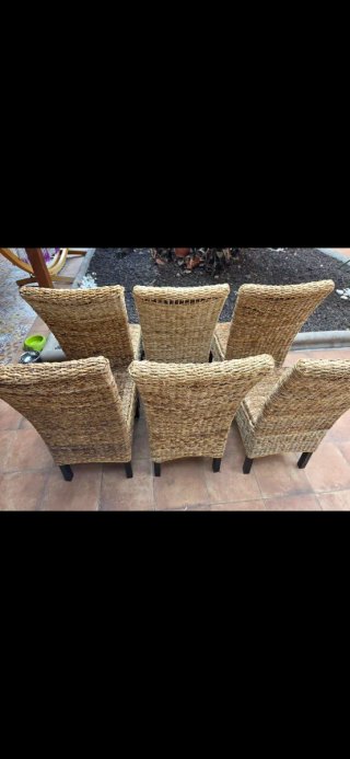 Sillas de mimbre y madera