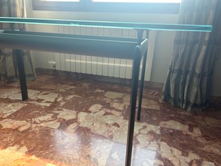 Tavolo riunioni/scrivania in vetro e metallo