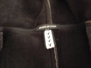 Chaqueta gris y negra con capucha
