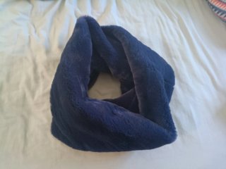 Bufanda azul de pelo sintético