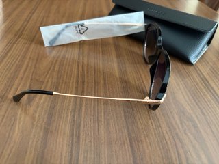 Gafas de sol Guess negras y doradas