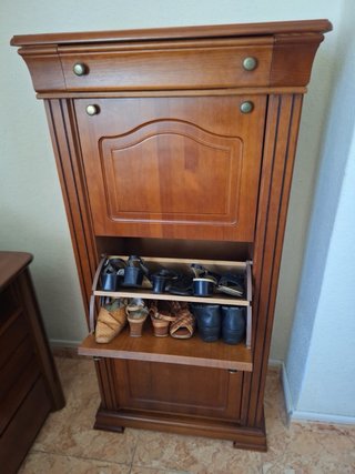 Zapatero de madera noble