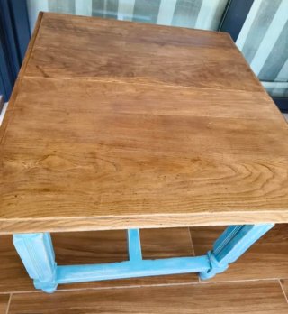 Mesa antigua de madera azul y marrón