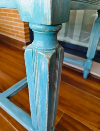 Mesa antigua de madera azul y marrón