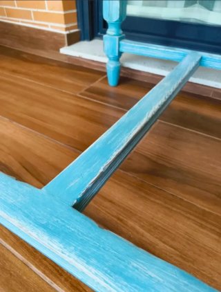 Mesa antigua de madera azul y marrón
