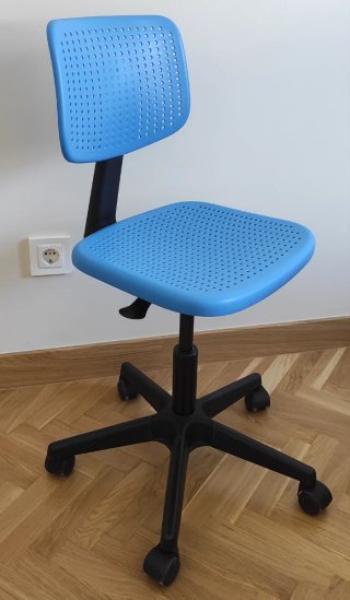Silla de estudio con ruedas y altura regulable.