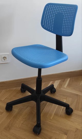 Silla de estudio con ruedas y altura regulable.
