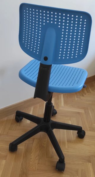 Silla de estudio con ruedas y altura regulable.