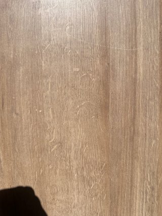 Escritorio MADE de madera con cajón de ratan
