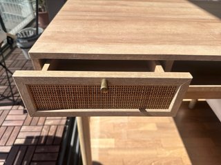 Escritorio MADE de madera con cajón de ratan