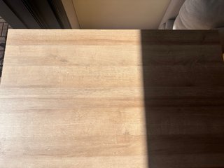 Escritorio MADE de madera con cajón de ratan