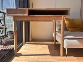 Escritorio MADE de madera con cajón de ratan