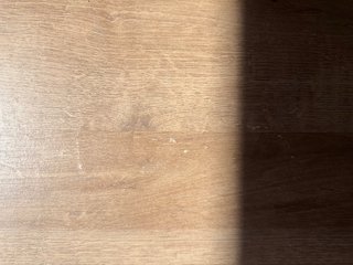 Escritorio MADE de madera con cajón de ratan