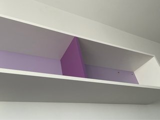 Estantería de pared blanca y morada