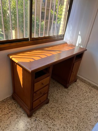 Escritorio de madera con cajones