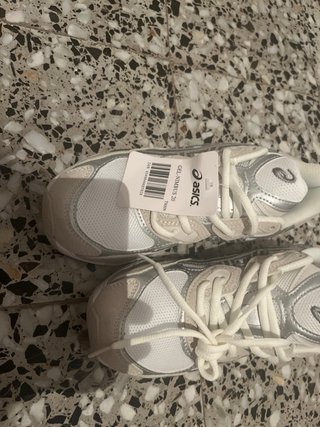 Zapatillas Asics plateadas y blancas