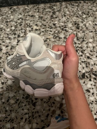Zapatillas Asics plateadas y blancas