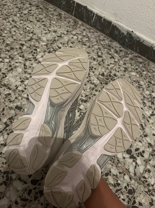 Zapatillas Asics plateadas y blancas