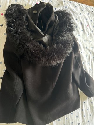 Abrigo corto negro ZARA con capucha