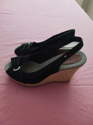 Tommy Hilfiger Sandalias Cuña Negras con Lazo