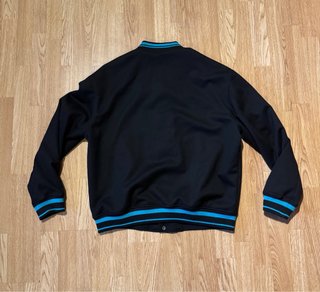 Chaqueta Bomber Negra y Turquesa