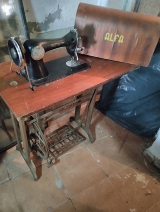 Máquina de coser Alfa antigua