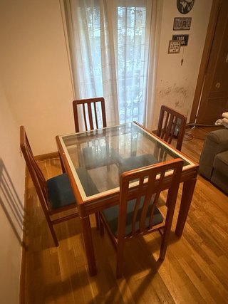 Mesa de comedor de madera y cristal