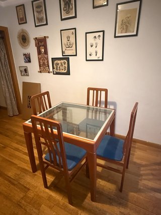 Mesa de comedor de madera y cristal