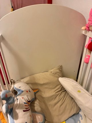 Cuna de bebé blanca con cajón