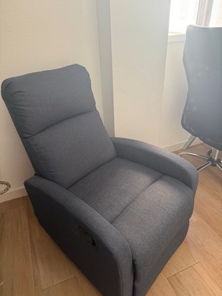 Sillón reclinable gris tela