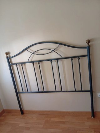 Cabecero de forja negro y dorado para cama de 1,35