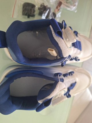 Zapatillas con ruedas azules y blancas