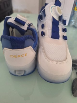 Zapatillas con ruedas azules y blancas