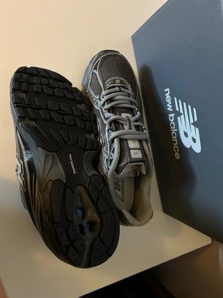 Zapatilla New Balance Marrón y Plata