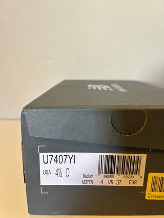 Zapatilla New Balance Marrón y Plata