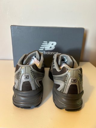 Zapatilla New Balance Marrón y Plata