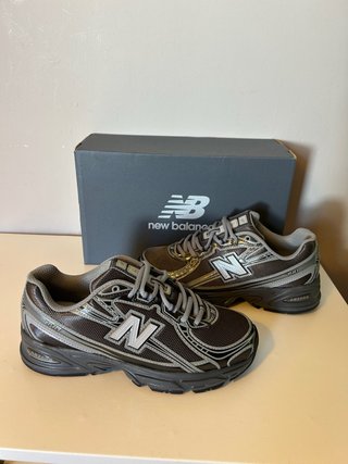 Zapatilla New Balance Marrón y Plata